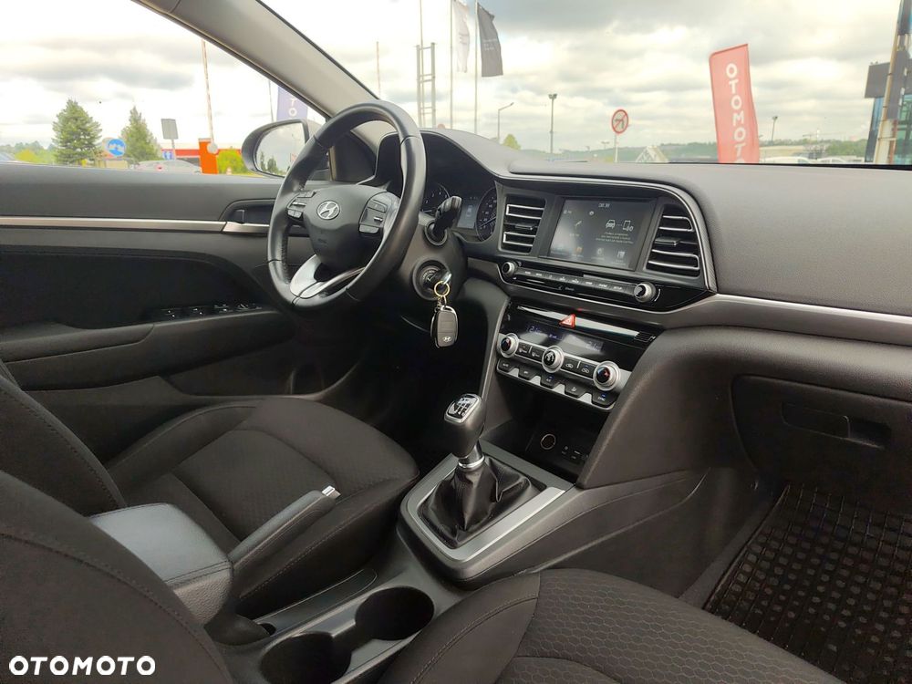 Hyundai Elantra 1.6 Comfort - 19