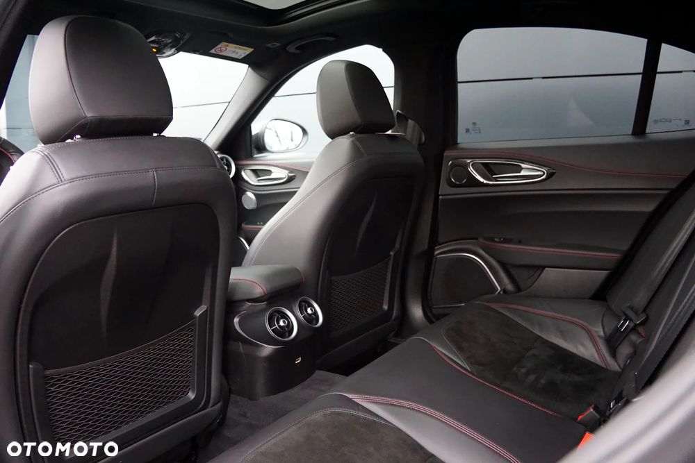 Alfa Romeo Giulia 2.0 Turbo 16V AT8-Q4 Veloce Ti - 27