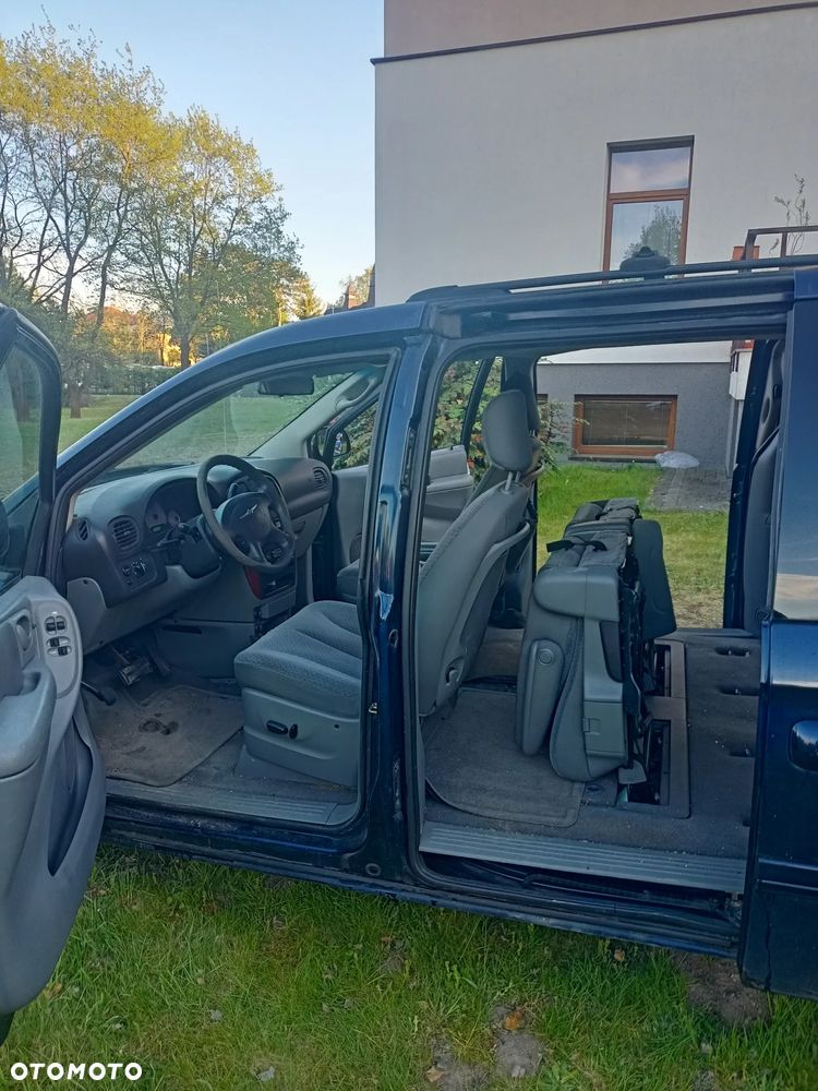 Chrysler Town & Country 3.3L LX - 7