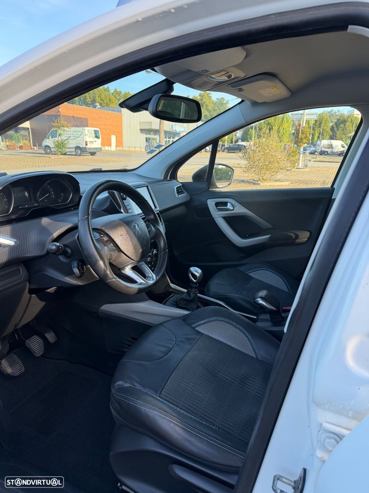 Peugeot 2008 PureTech 130 GPF Black Edition - 11