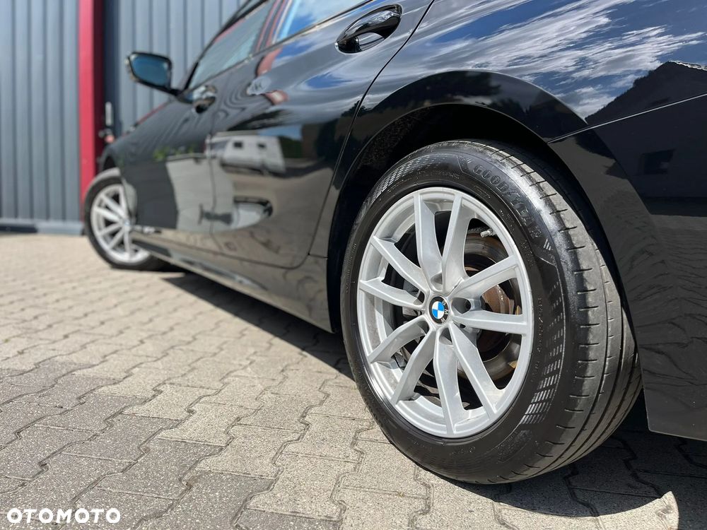 BMW Seria 3 318d mHEV - 14