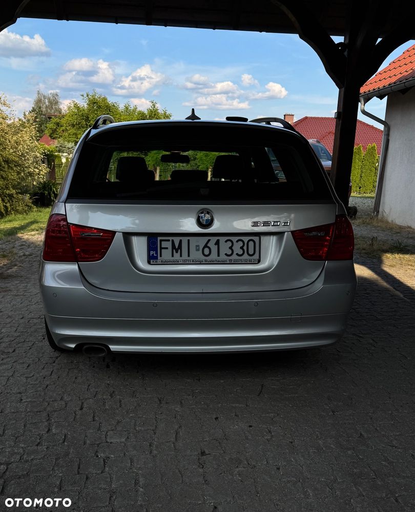 BMW Seria 3 320d xDrive DPF Touring - 3