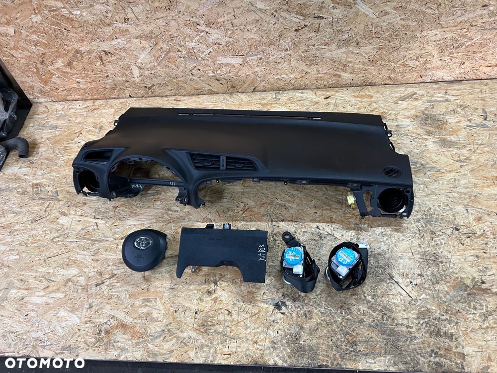 Toyota Yaris III konsola deska rozdzielcza pasy napinacze poduszki airbag komplet - 1