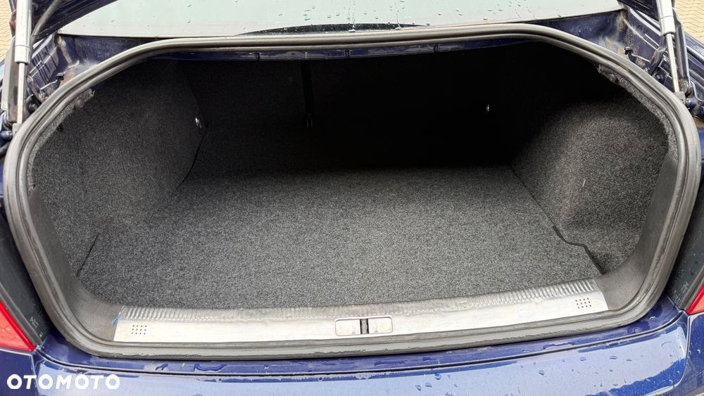 Volkswagen Passat 1.6 Comfortline Family - 28