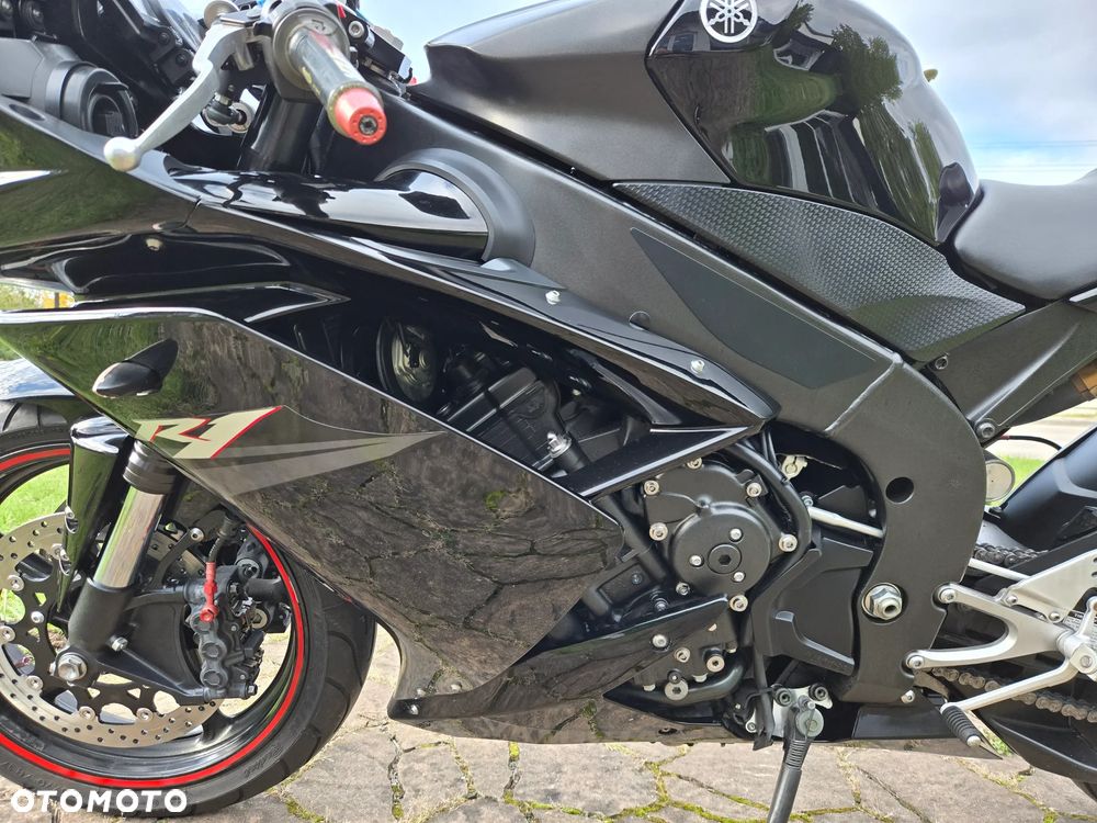Yamaha R1 - 16