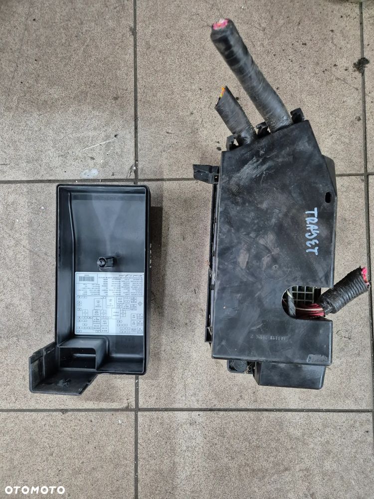 SKRZYNKA BEZPIECZNIKÓW HYUNDAI TRAJET 2.0 CRDI LIFT - 3