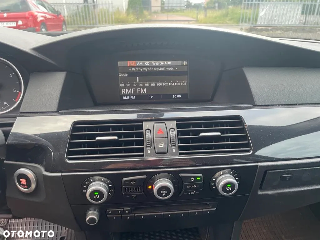 BMW Seria 5 520d Touring Special Edition - 9
