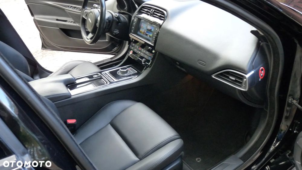 Jaguar XE ver-25t-awd-prestige - 14