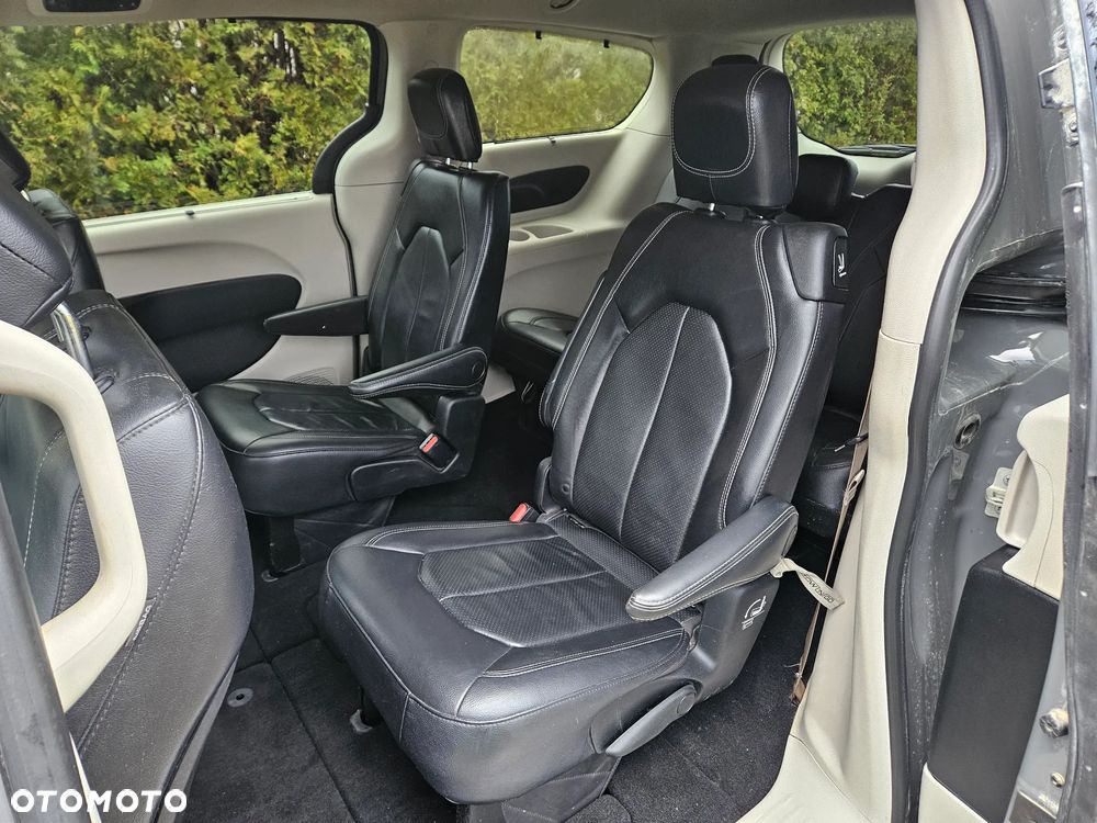 Chrysler Pacifica - 11