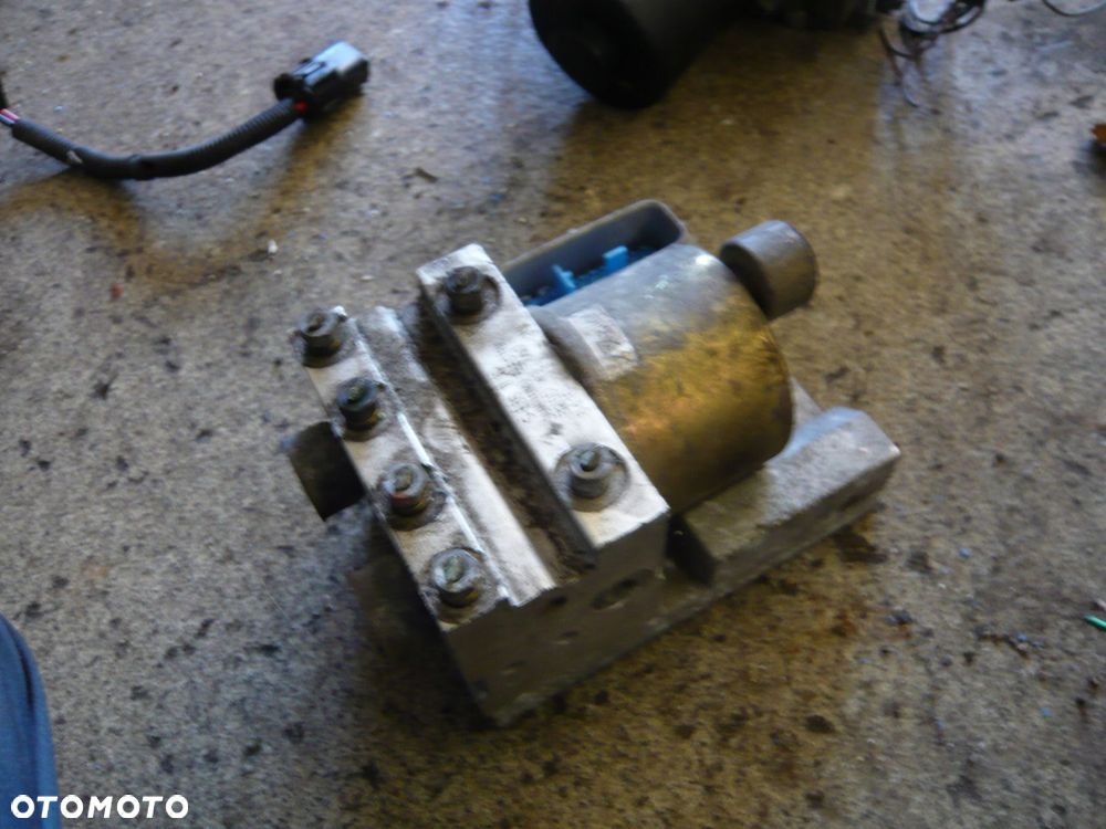 pompa hamulcowa abs b25d437a0 mazda 323f - 1