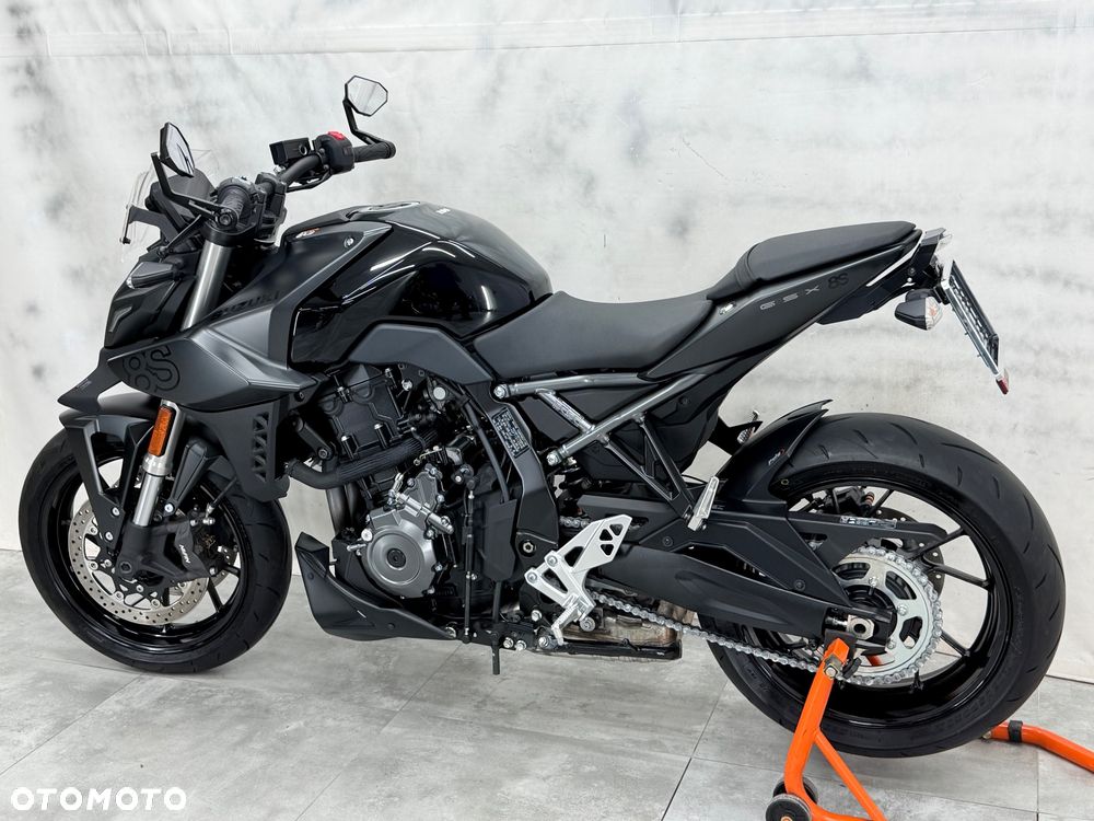 Suzuki GSX - 32