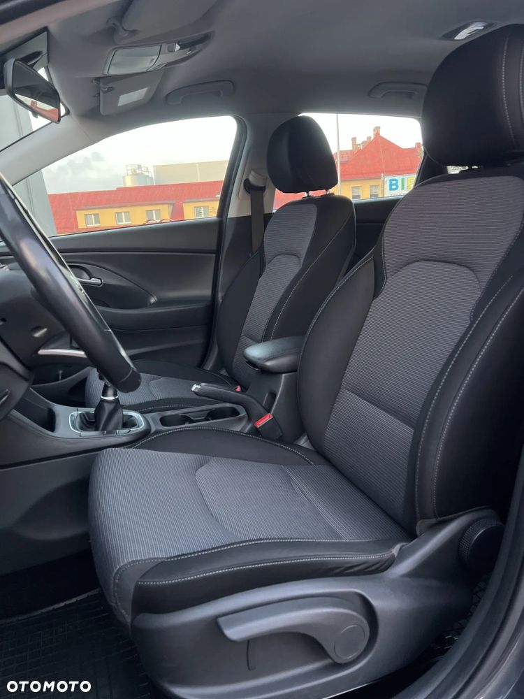 Hyundai i30 1.5 DPI Classic + - 17