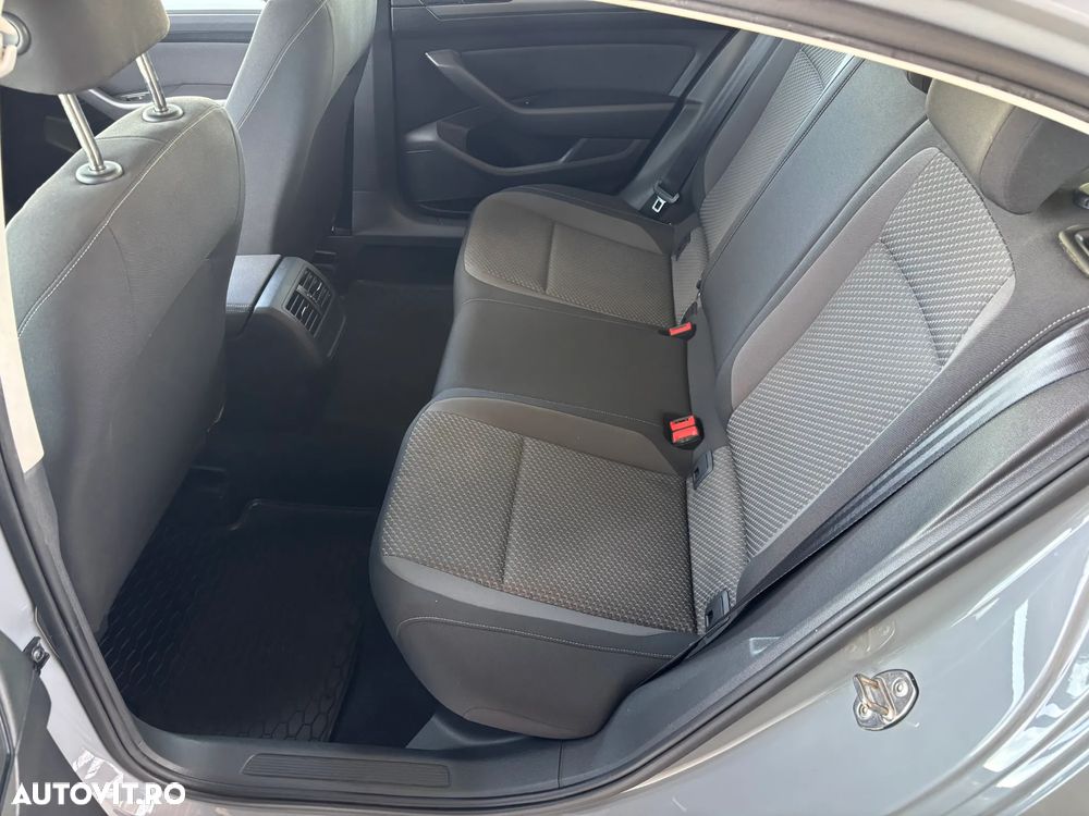 Volkswagen Passat - 32