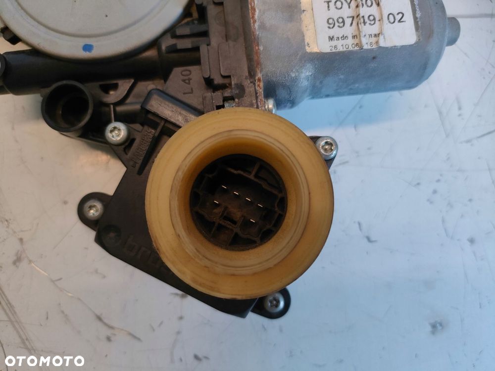 TOYOTA COROLLA VERSO 04- PODNOŚNIK LEWY TYŁ - 5