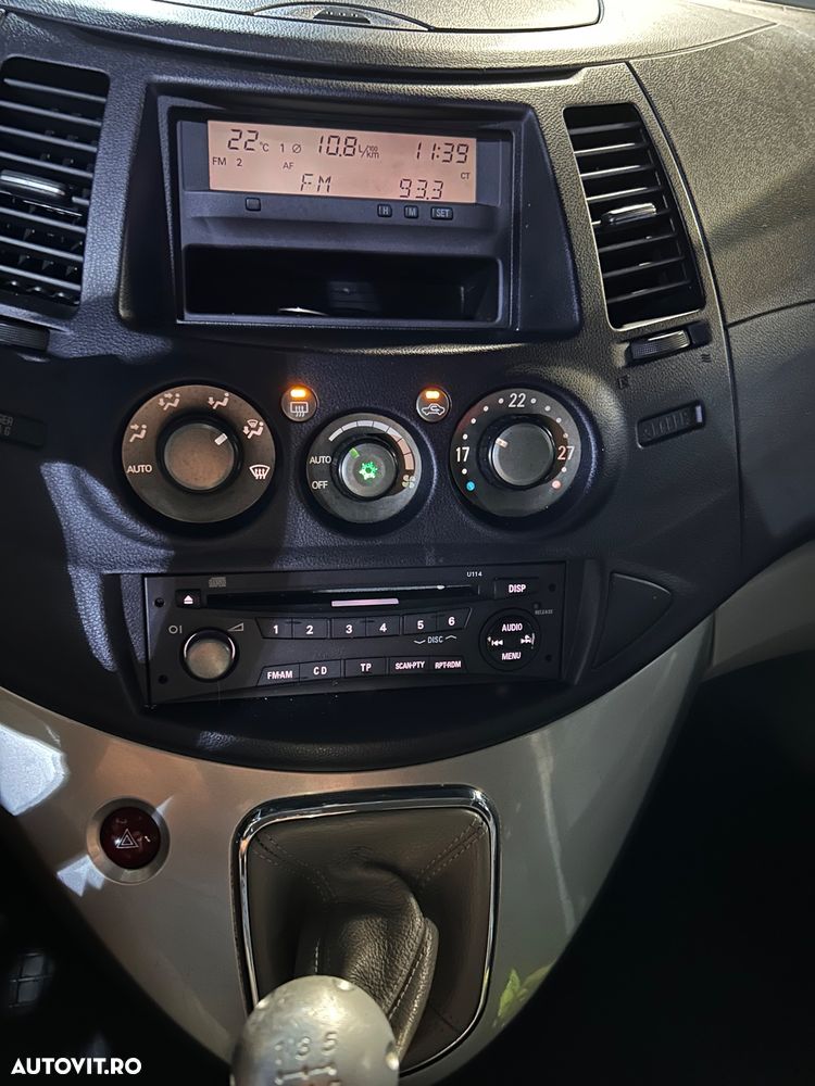 Mitsubishi Grandis - 10