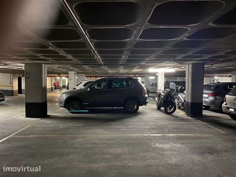 Arrendo Lugar de Garagem em Benfica (carro + mota) - Grande imagem: 3/6