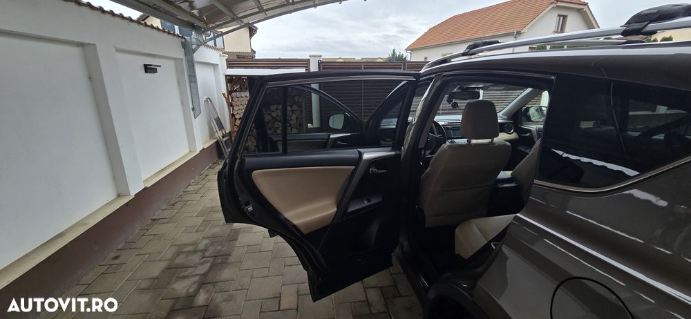 Toyota RAV4 2.2 D-4CAT 4WD Aut Luxury 18" - 34