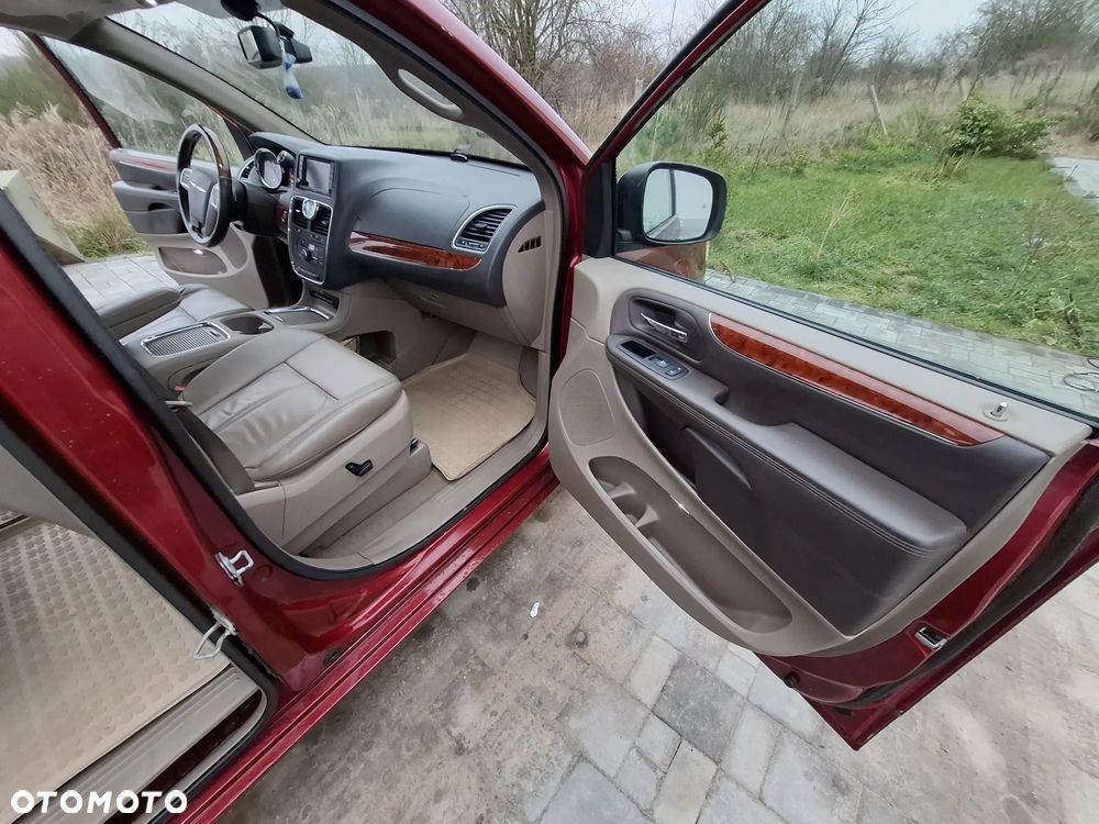 Chrysler Town & Country 3.6 Limited - 13
