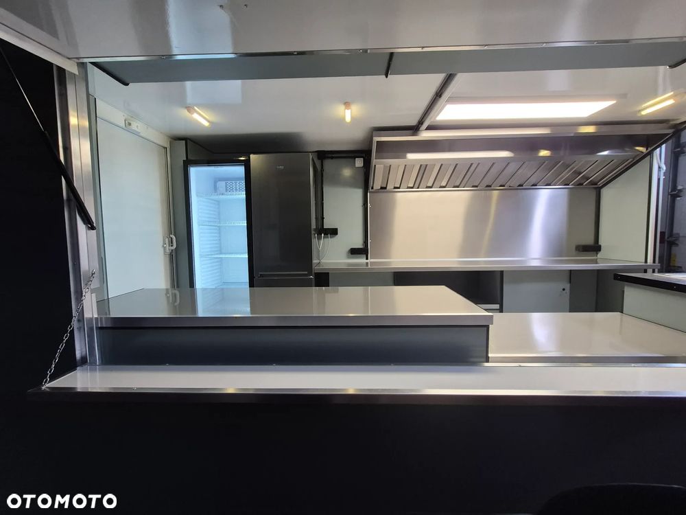 Mercedes-Benz Food Truck - 9