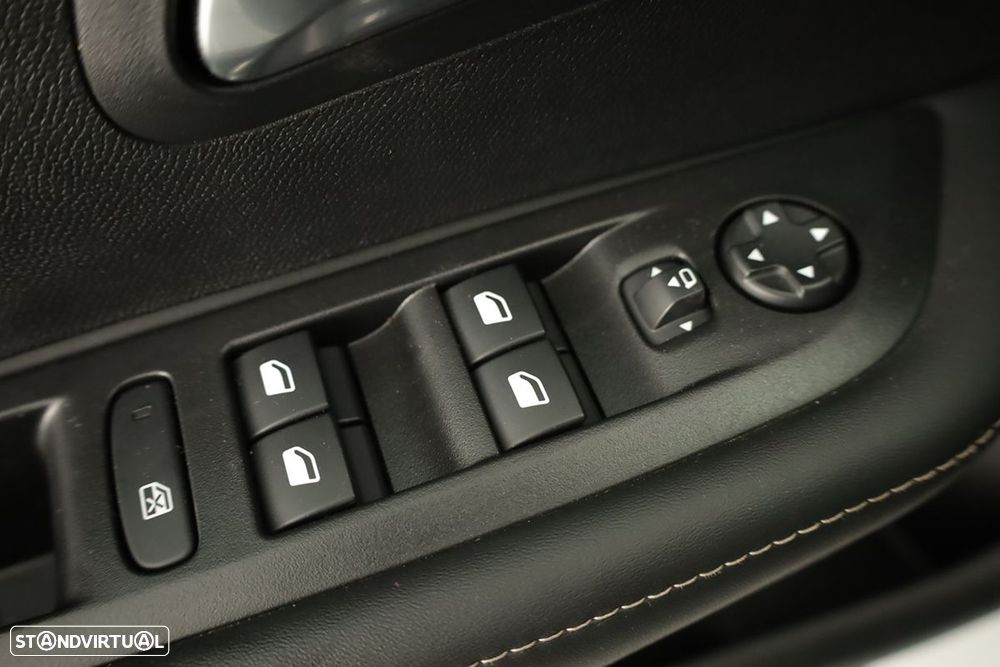 Peugeot 208 1.2 Hybrid Allure e-DCS6 - 19