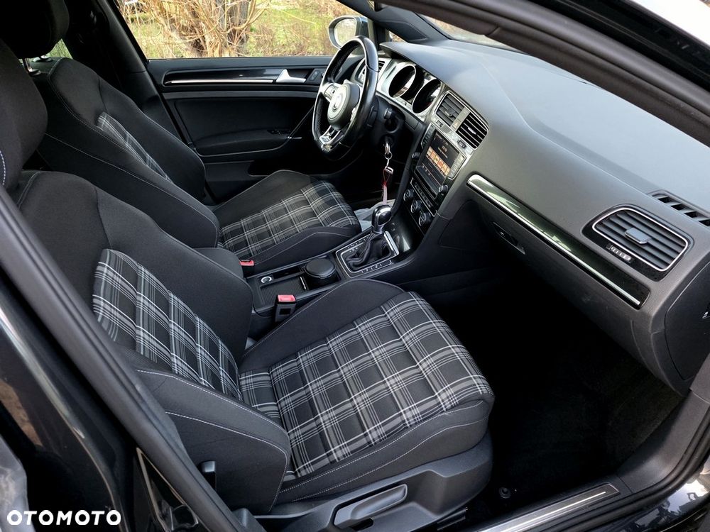 Volkswagen Golf - 11