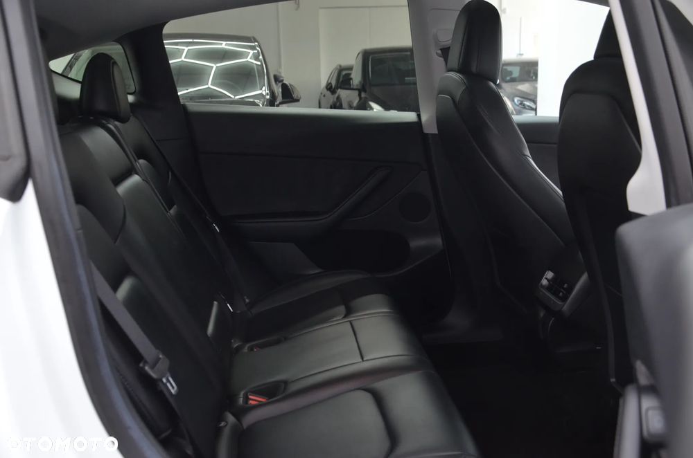 Tesla Model Y Long Range AWD - 14