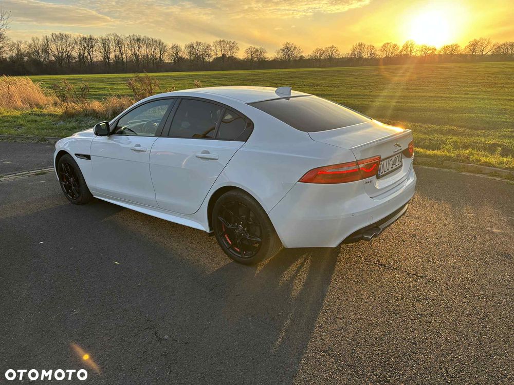 Jaguar XE 20d AWD R-Sport - 4