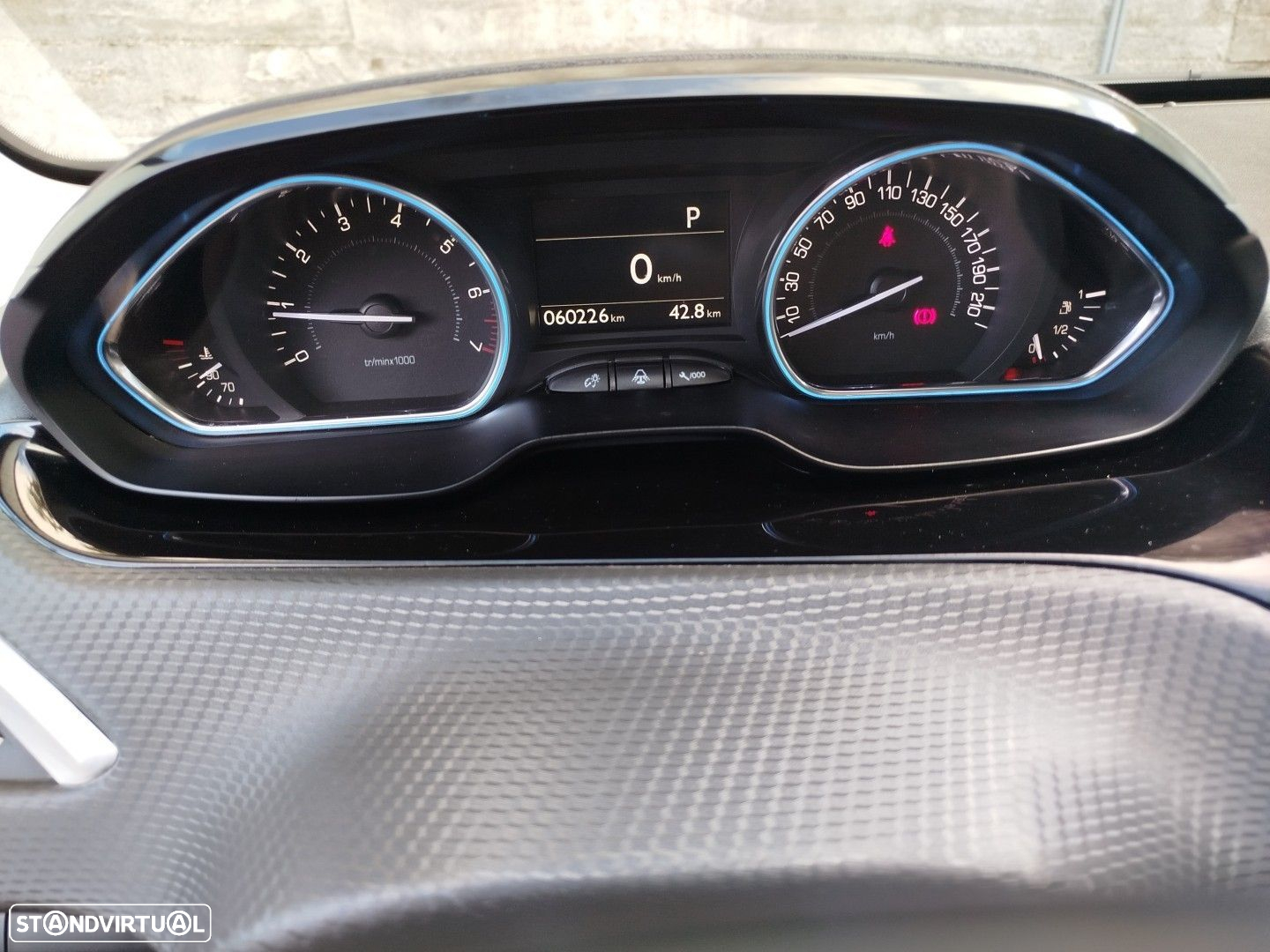 Peugeot 2008 1.2 PureTech Allure EAT6 - 4