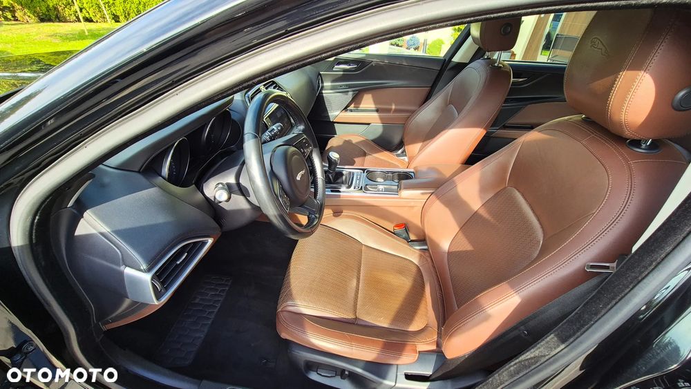 Jaguar XE 2.0 D Portfolio - 24