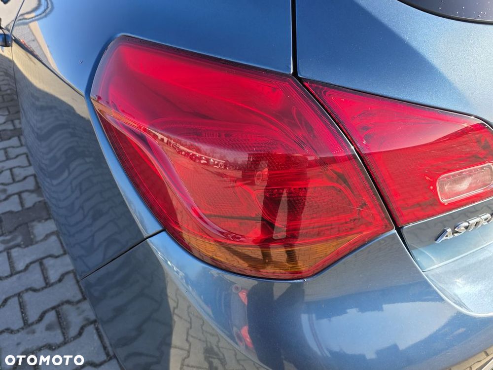 OPEL ASTRA J IV 4 HATCHBACK LAMPA TYLNA LEWA KAROSERYJNA ZWYKŁA JASNA - 1