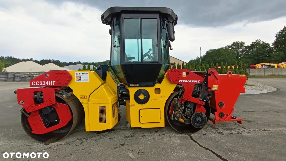 Dynapac CC234HF + rozsypywacz grysów HYDROG RG-2000 - 2