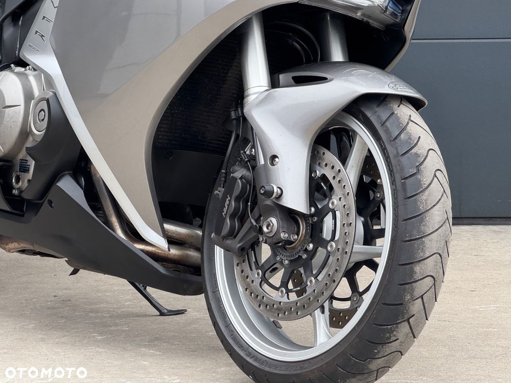 Honda VFR - 3