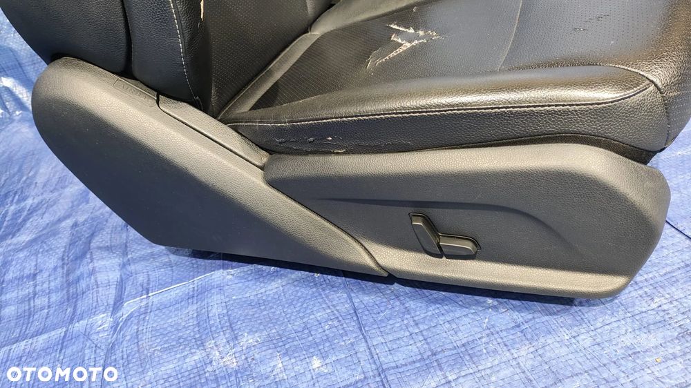 FOTEL PRAWY PRZÓD EKO SKÓRA EKOSKÓRA CZARNA PERFOROWANA GRZANY OSŁONA PRZEŁĄCZNIK PANEL ZAGŁÓWEK AIRBAG PODUSZKA MERCEDES W205 - 2
