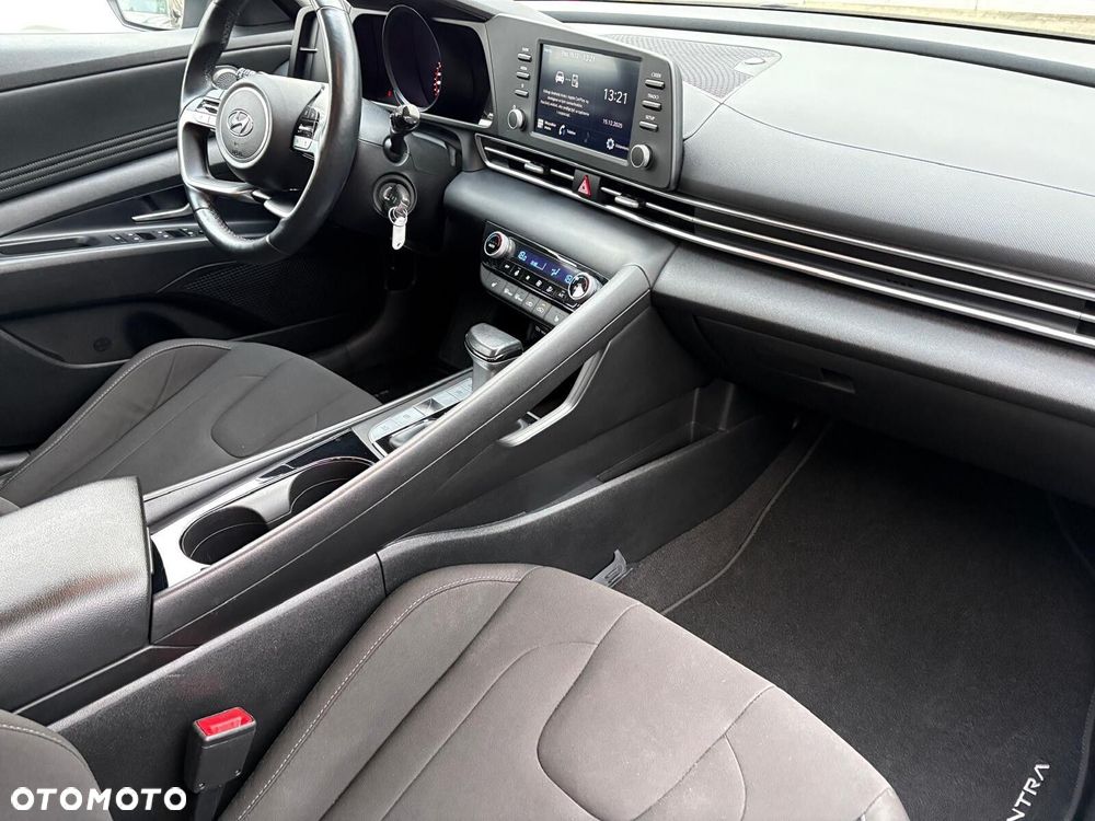 Hyundai Elantra - 24