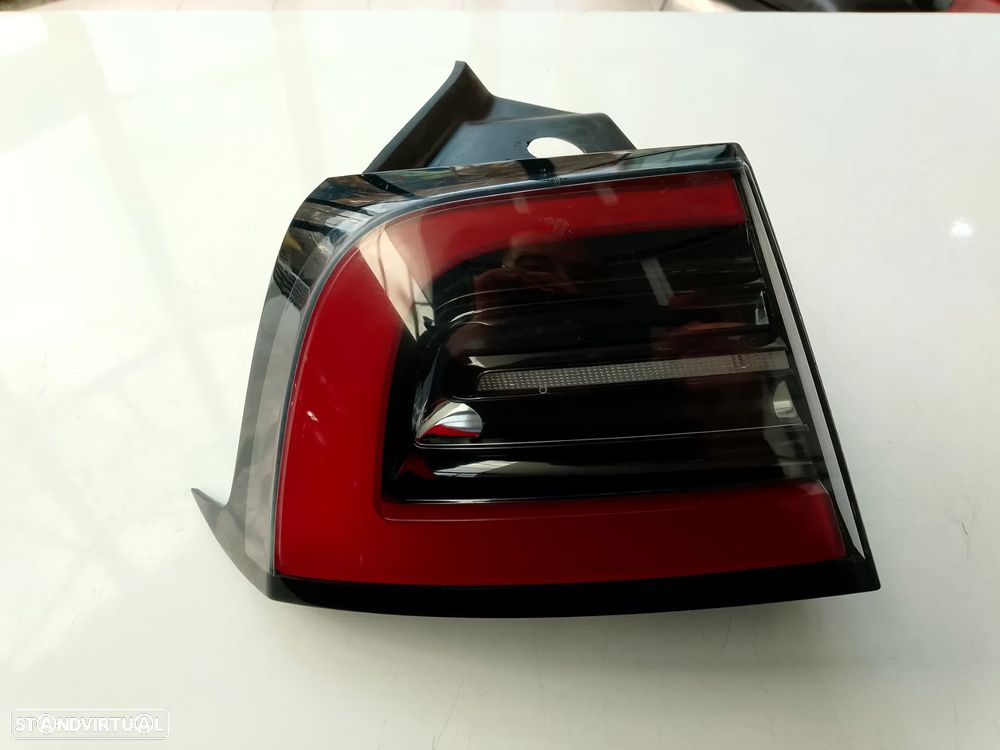 FAROLIM ESQUERDO PAINEL TESLA MODEL Y/ 150208600D