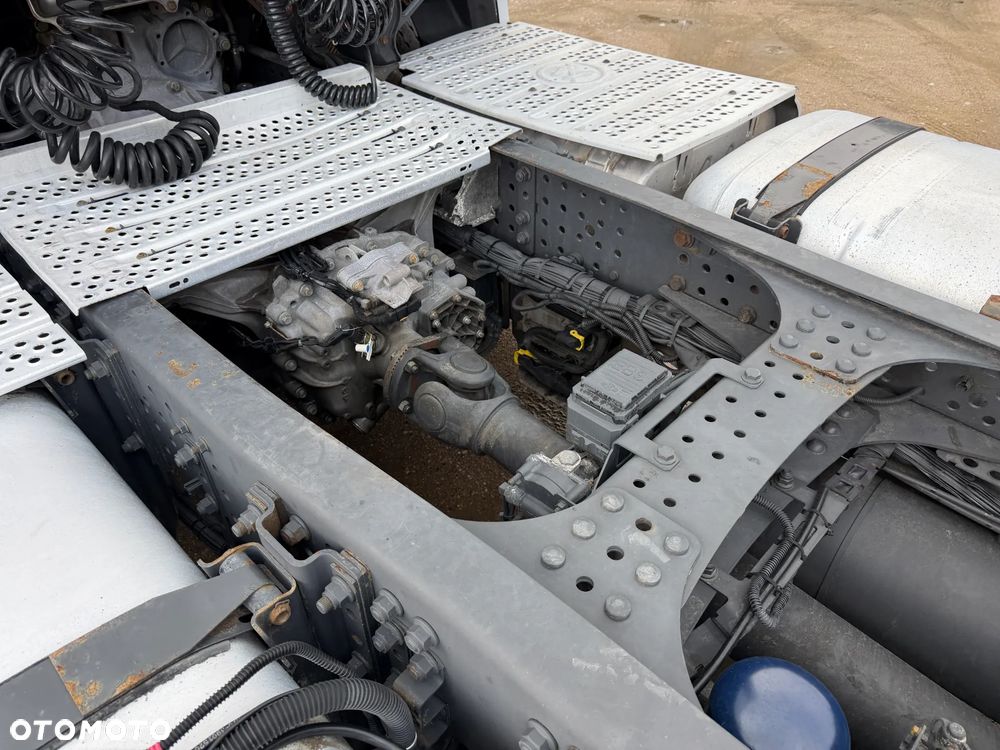 Mercedes-Benz ACTROS 1845 / EURO 5 / GIGA SPACE / NOWY TACHOGRAF / 2013 REJESTRACJA / BARDZO ŁADNY STAN / BEZ RETARDERA / BLUETEC 5 / 2 ZBIORNIKI PALIWOWE / KSENONY / LODÓWKA / PŁASKA PODŁOGA !! - 16