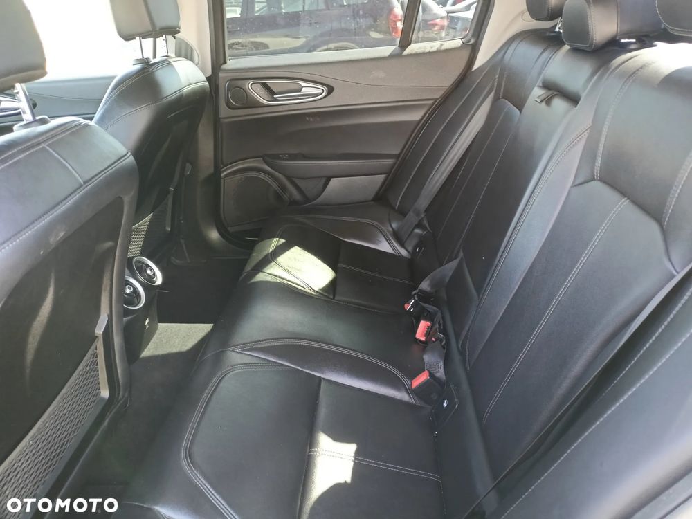 Alfa Romeo Giulia - 17