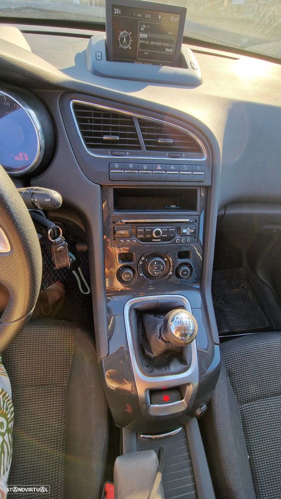 Peugeot 5008 1.6 HDi 7L Allure - 22