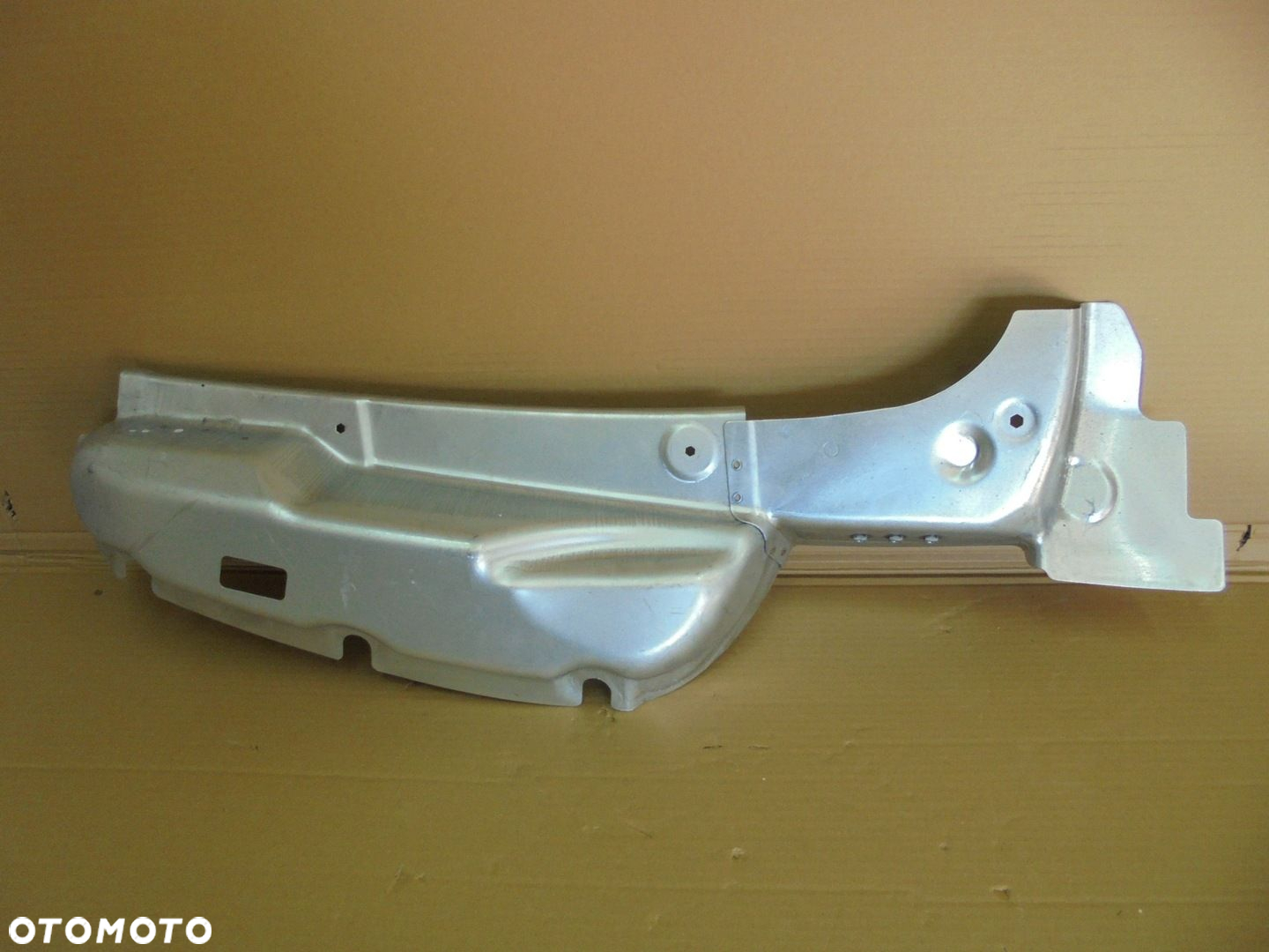 SKODA ROOMSTER 5J7 - pas tylny okular prawy - 2