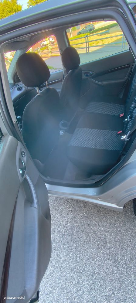 Ford Focus 1.6 Ghia - 16