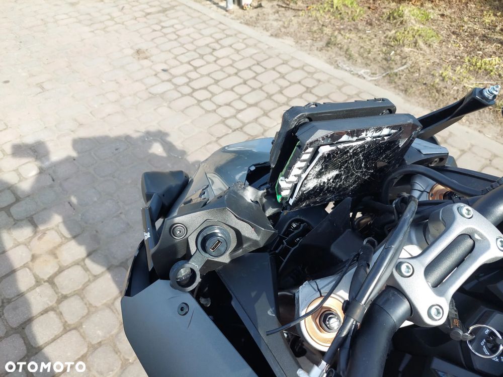 Suzuki GSX 1000 - 12