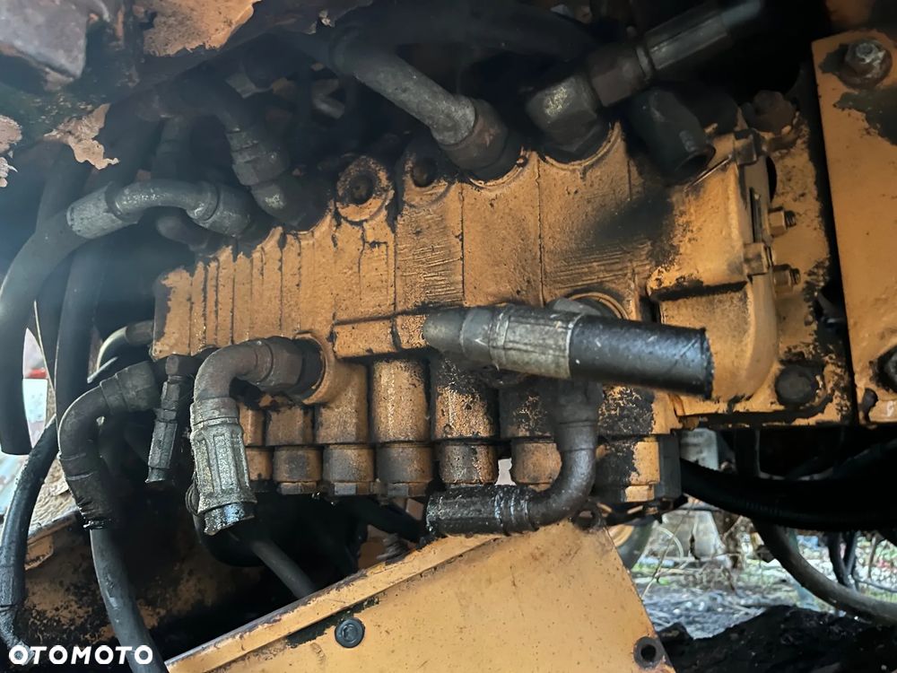JJB2000724 Rozdzielacz hydrauliczny tylny do CASE 580 K, SK - 5