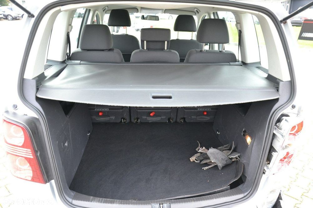 Volkswagen Touran - 11