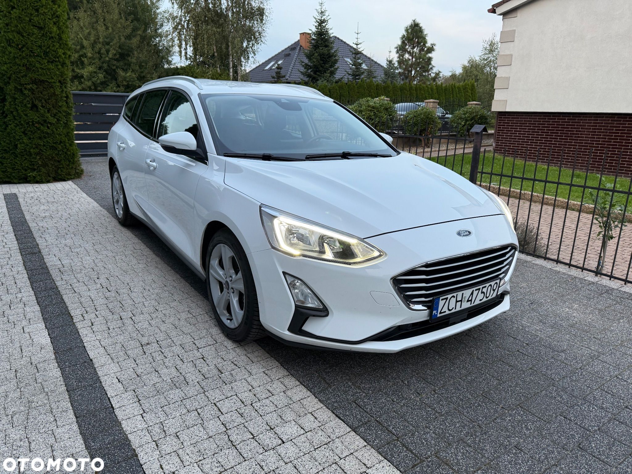 Ford Focus Turnier 1.5 EcoBlue Start-Stopp-System TREND - 1