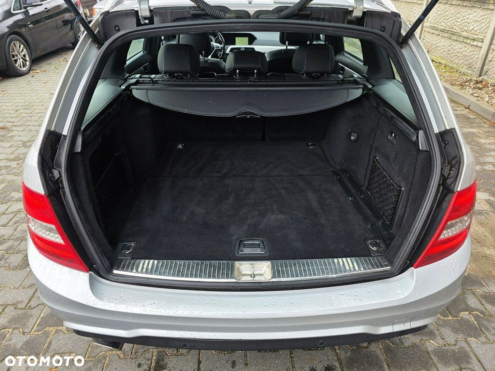 Mercedes-Benz Klasa C 180 T Edition - 28