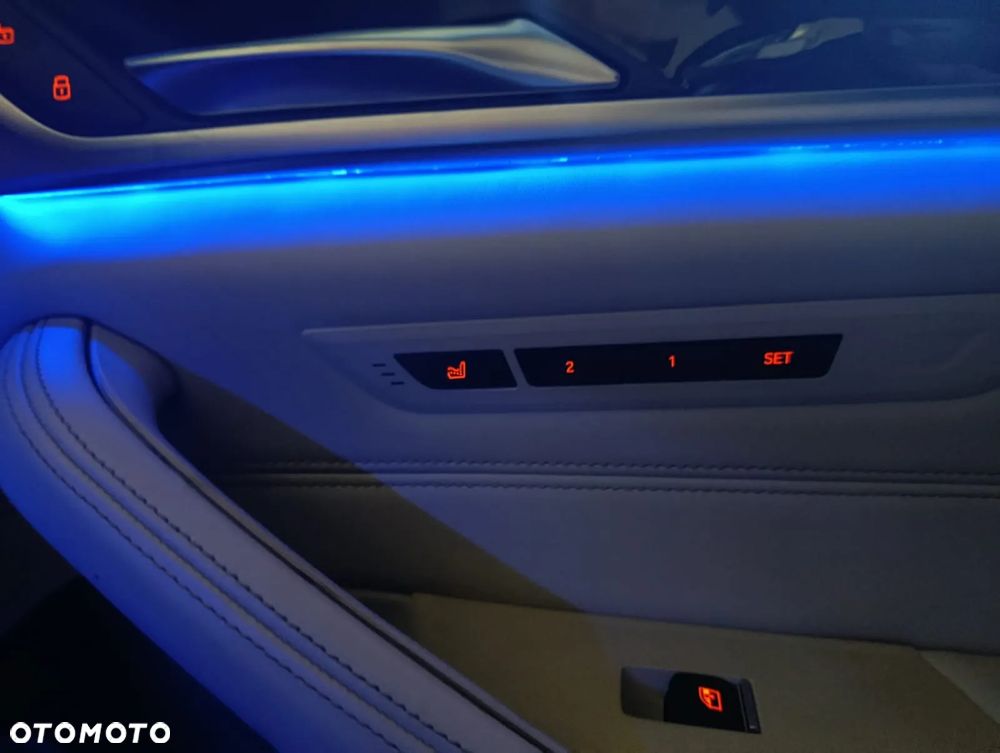 BMW Seria 5 M550d xDrive Touring - 28