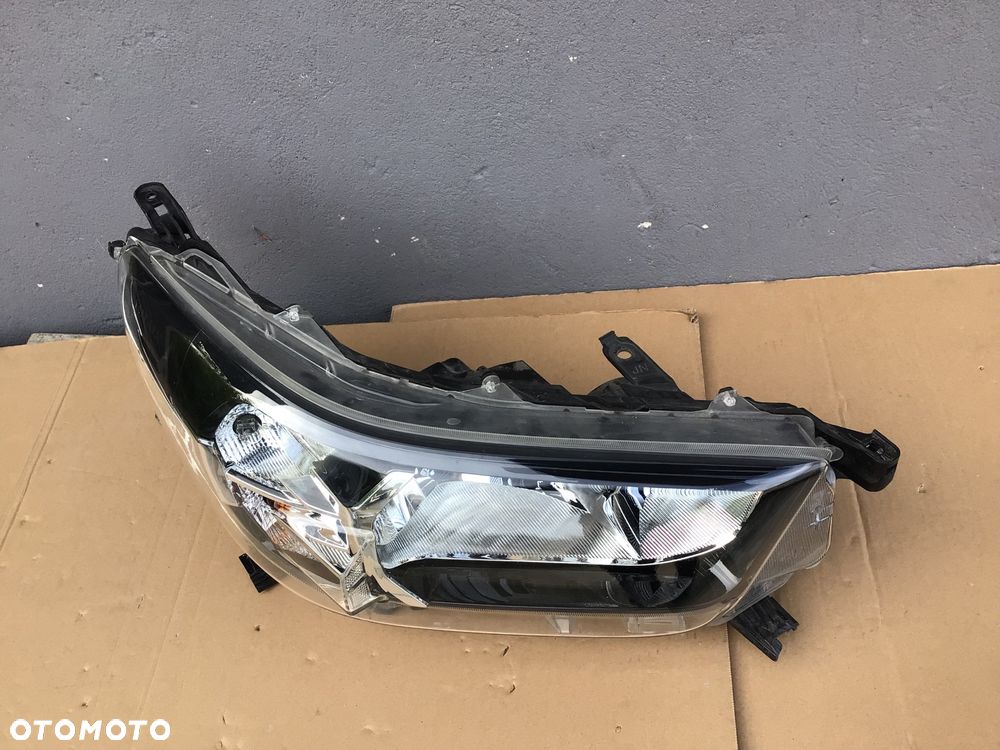 Lampa przednia prawa Toyota Hilux Lift - 4