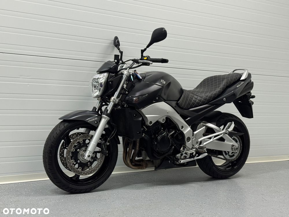 Suzuki GSR - 12
