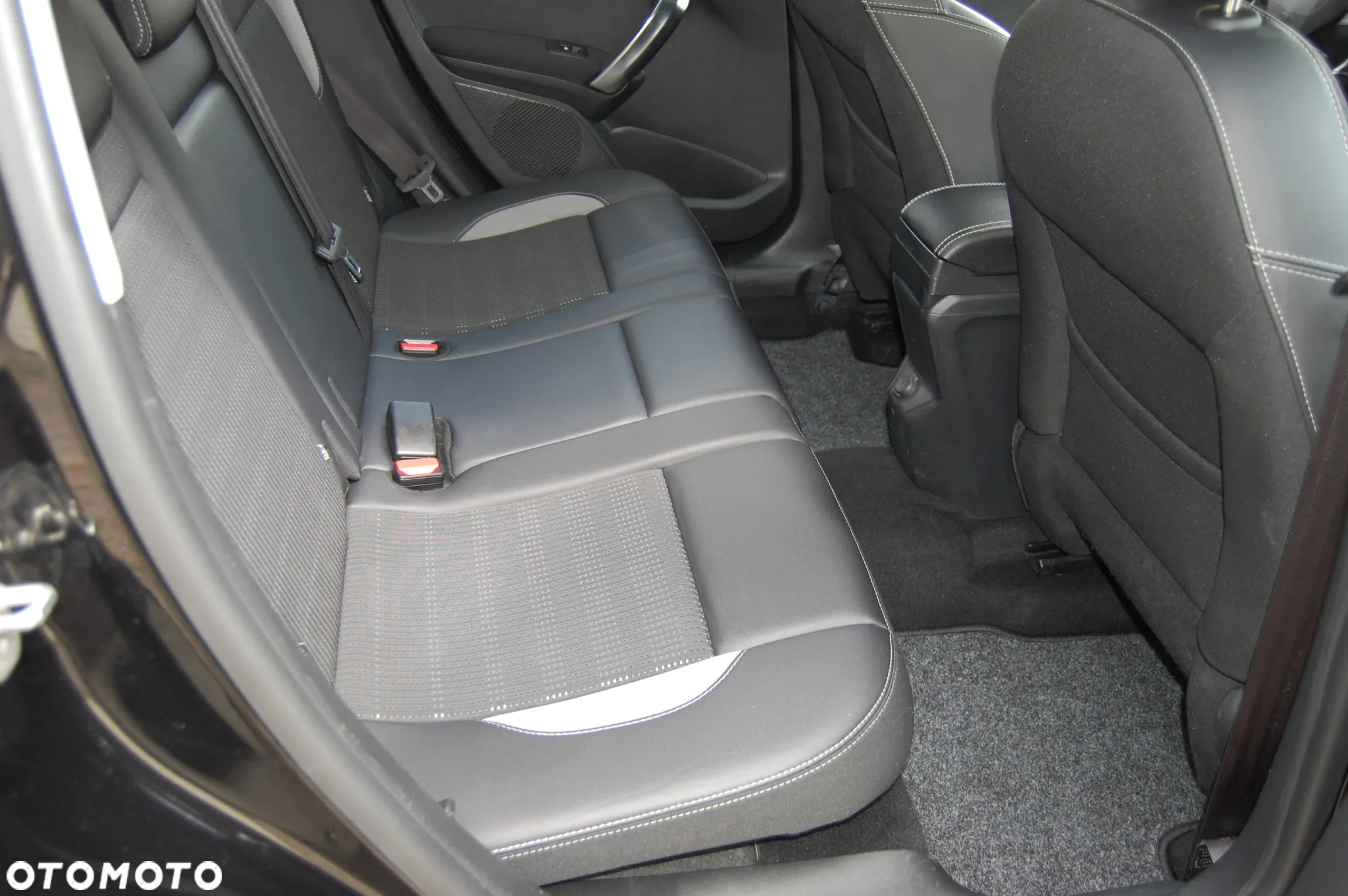 Peugeot 2008 BlueHDi 100 STOP & START Allure - 20