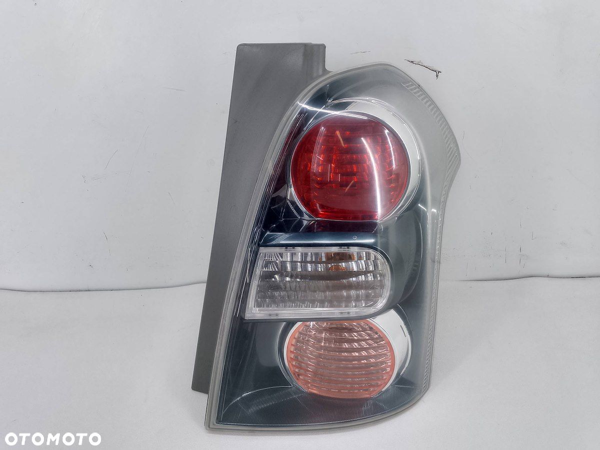 LAMPA TYLNA PRAWA TOYOTA COROLLA VERSO II 2.2 D-4D - 1